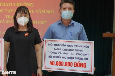 Tiếp tục trao hàng trăm triệu đồng giúp học sinh nghèo học trực tuyến