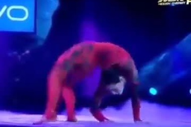 Cô gái không xương khiến BGK khiếp sợ