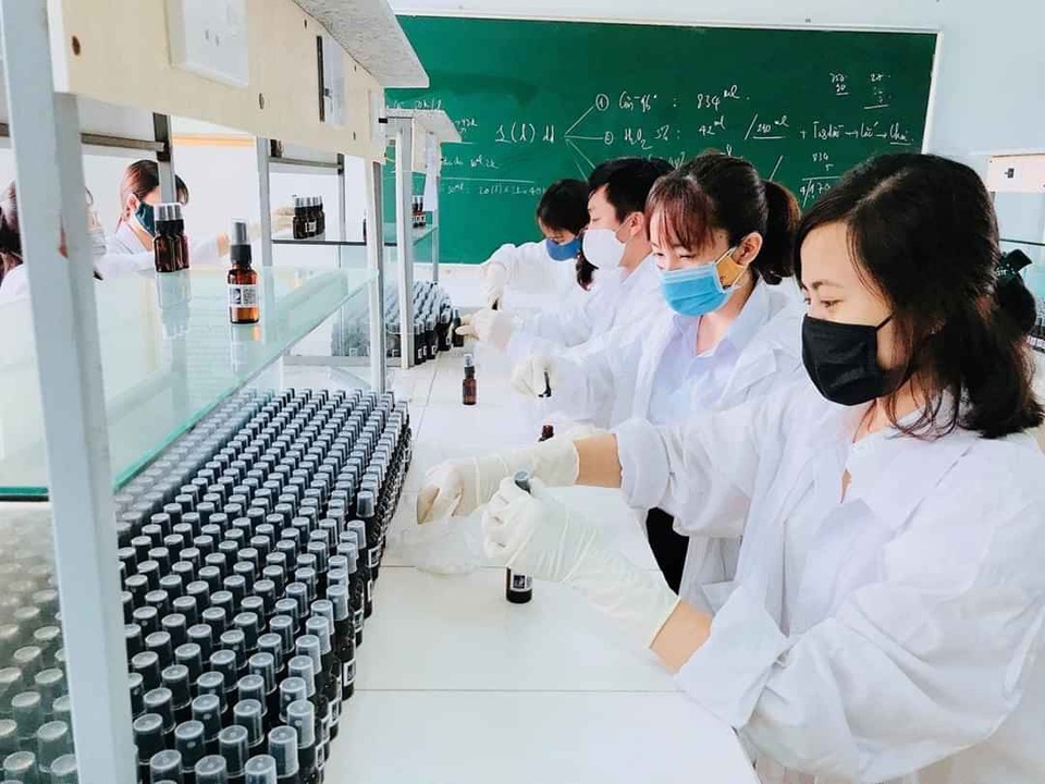 Điều chế nước rửa tay khô để phát miễn phí phòng chống dịch Covid - 19 - 1 Điều chế nước rửa tay khô để phát miễn phí phòng chống dịch Covid - 19 - 1