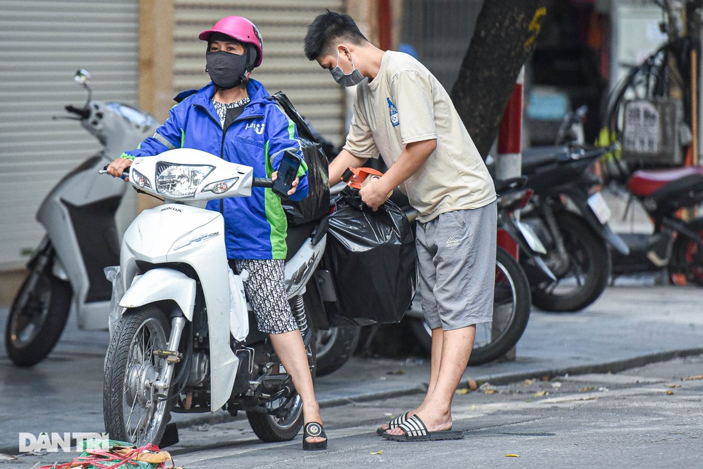 Cận rằm tháng 7: Phố Hàng Mã đìu hiu, vài tiểu thương vẫn hé cửa bán hàng - 12 Cận rằm tháng 7: Phố Hàng Mã đìu hiu, vài tiểu thương vẫn hé cửa bán hàng - 12