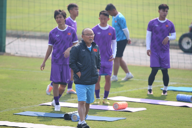 Đua thể lực với Văn Hậu, HLV Park Hang Seo mệt "bở hơi tai"