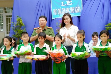 Hoa khôi Nam Bộ cùng mang quà năm học mới đến học sinh vùng lũ