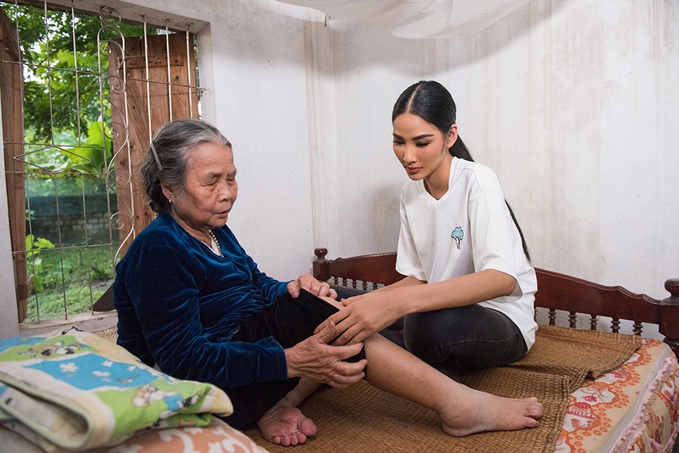 Hoàng Thùy về thăm quê nhà trước khi lên đường dự thi hoa hậu hoàn vũ - 16 Hoàng Thùy về thăm quê nhà trước khi lên đường dự thi hoa hậu hoàn vũ - 16