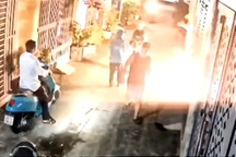 Người đàn ông hành hung, đốt pháo hù dọa shipper trong hẻm ở TPHCM