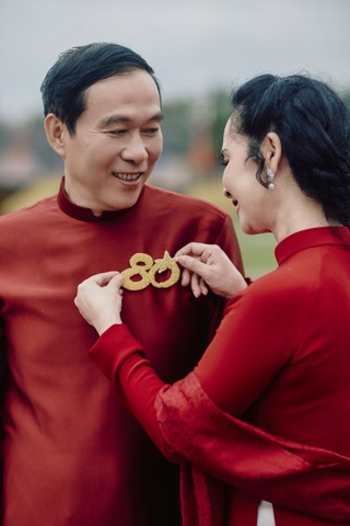 NSND Lan Hương xúc động tái hiện ảnh cưới: "Anh Kỷ tự tay bó hoa cho tôi" - 8