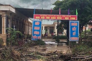 Nửa đêm lũ quét bất ngờ, thầy trò hốt hoảng