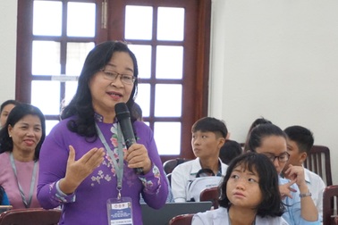 Thương học sinh Việt phải “gói mình” trong sách giáo khoa