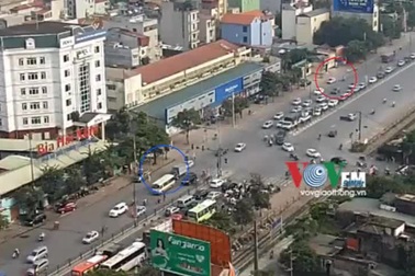 Hà Nội: Lái xe ô tô tông Cảnh sát giao thông