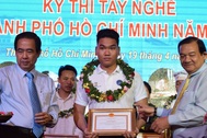 Đại sứ nghề làm "bác sĩ" cho máy móc: "Có nghề là có tất cả"