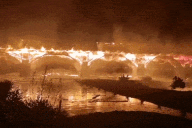 Cầu gỗ gần nghìn năm tuổi ở Trung Quốc cháy dữ dội trong đêm