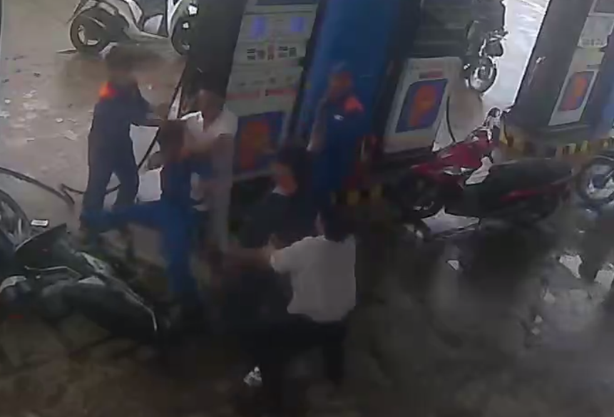 Hai người đàn ông xông vào đánh nhân viên cây xăng ở Huế - 1