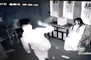 Chàng trai gan dạ, bày trò trêu đùa cả... ma