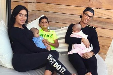 C.Ronaldo bất ngờ trải lòng về “bài toán khó” trong việc làm cha