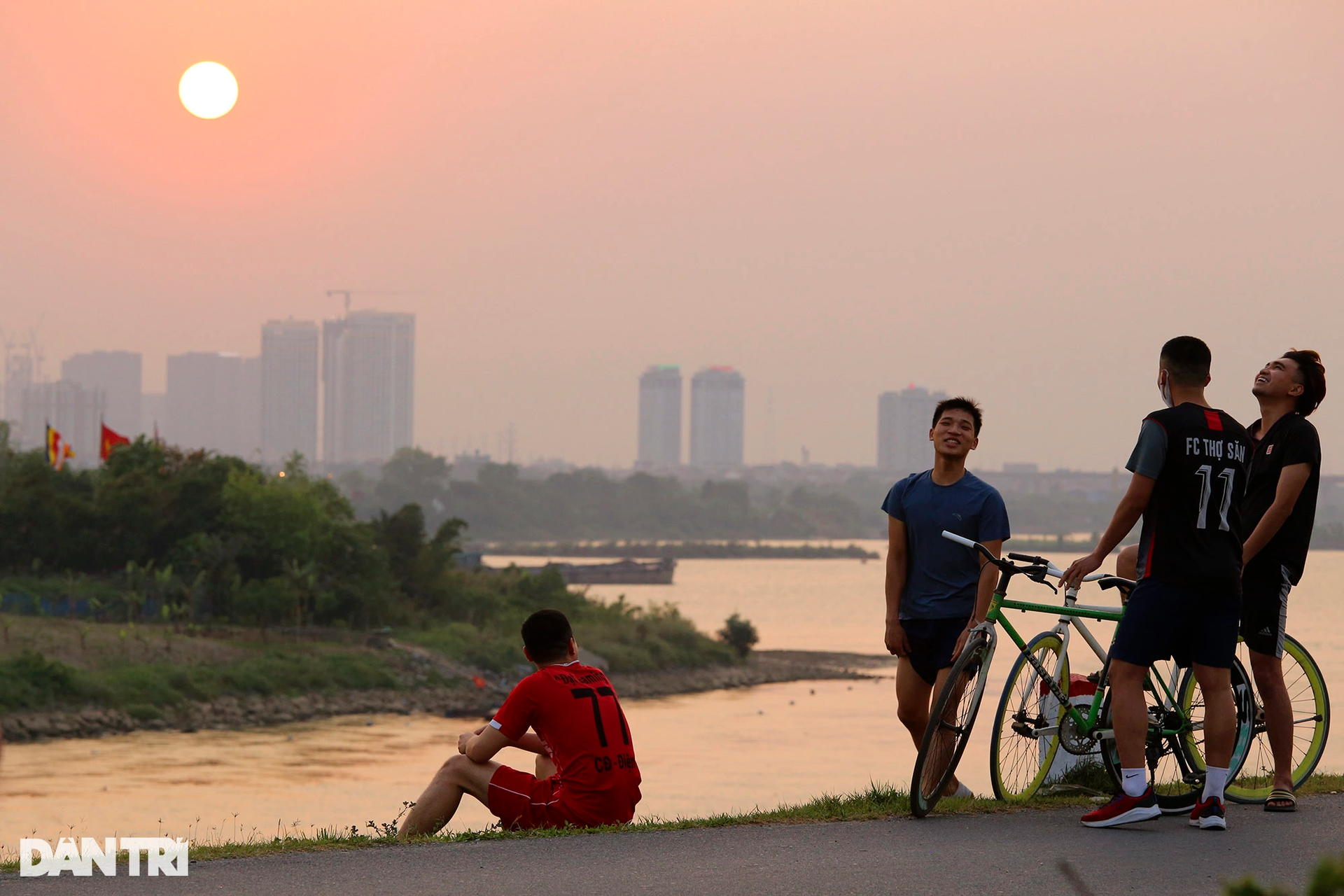 Ngắm những buổi hoàng hôn rực rỡ trên sông Hồng - 12 Ngắm những buổi hoàng hôn rực rỡ trên sông Hồng - 12