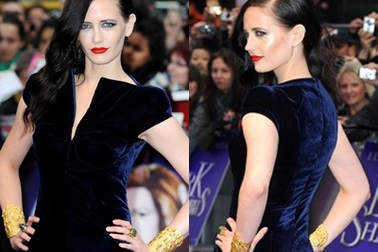 Bond girl đeo hai vòng vàng “bự” dự công chiếu phim