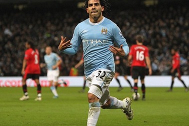 Tevez cười nhạo Neville là kẻ ngu xuẩn