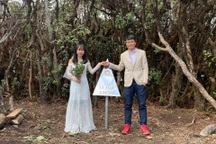 Cặp đôi diện trang phục cưới, chinh phục 12 đỉnh núi cao nhất Việt Nam