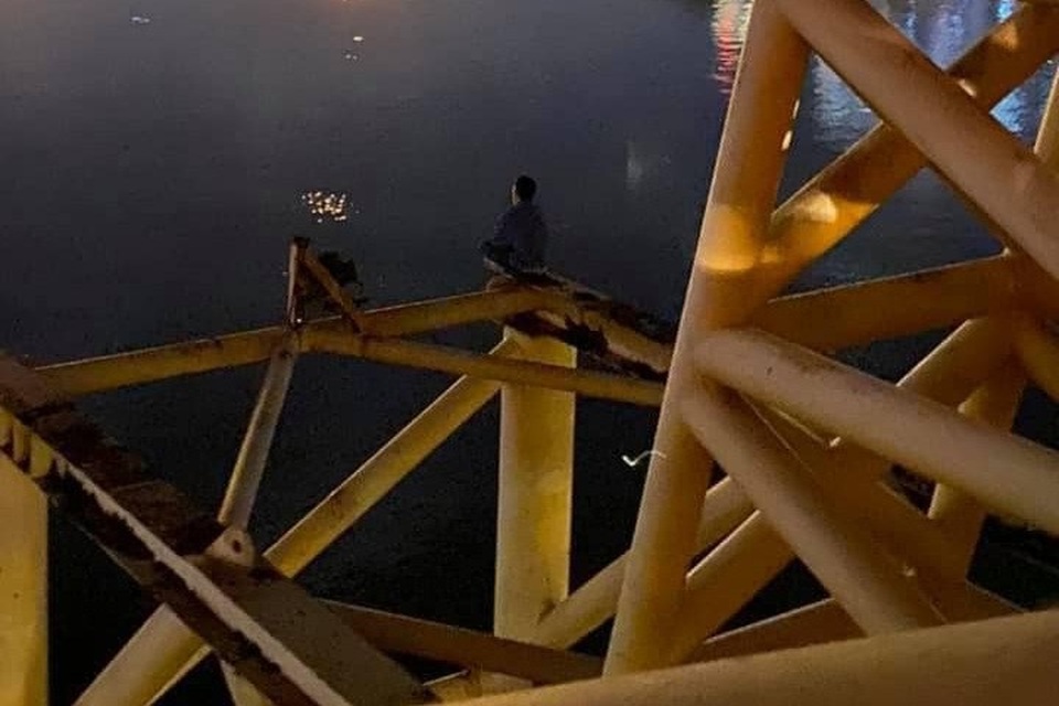 Đánh lạc hướng, cứu thành công thanh niên đòi tự tử - 1 Đánh lạc hướng, cứu thành công thanh niên đòi tự tử - 1