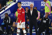 HLV Ten Hag ra điều kiện để Ronaldo đá chính trước Arsenal