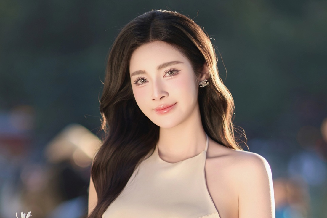 Nhan sắc trong trẻo của Hoa khôi Đinh Hoài An trong nắng thu Hà Nội