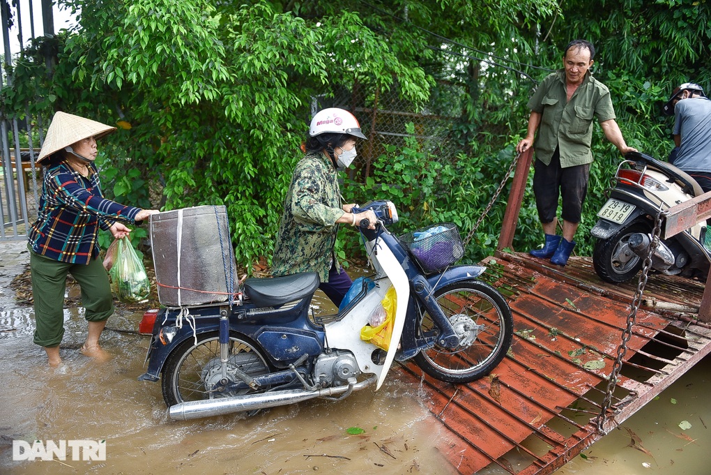 Hai ngày sau cơn mưa lớn, người Hà Nội đi đò qua đoạn ngập - 2 Hai ngày sau cơn mưa lớn, người Hà Nội đi đò qua đoạn ngập - 2