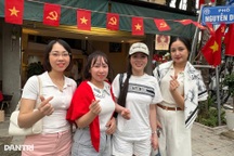 Hàng quán Hà Nội xem diễu binh chật kín, khách xếp hàng cả tiếng nhận chỗ