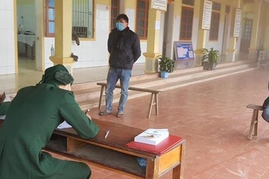 Bắt giữ, đưa 2 đối tượng vượt biên trái phép đi cách ly