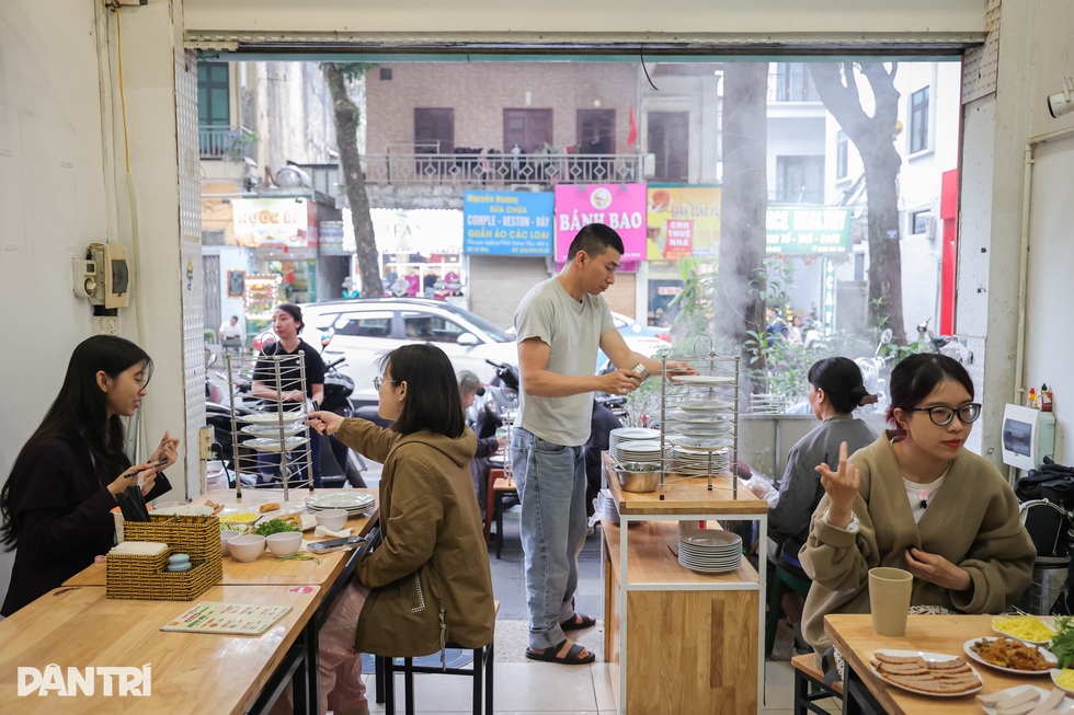 Hà Nội: Quán bánh ướt đĩa chồng đĩa, hút khách bởi cách ăn độc đáo - 2 Hà Nội: Quán bánh ướt đĩa chồng đĩa, hút khách bởi cách ăn độc đáo - 2
