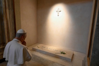 Tân Giáo hoàng Leo XIV viếng mộ người tiền nhiệm