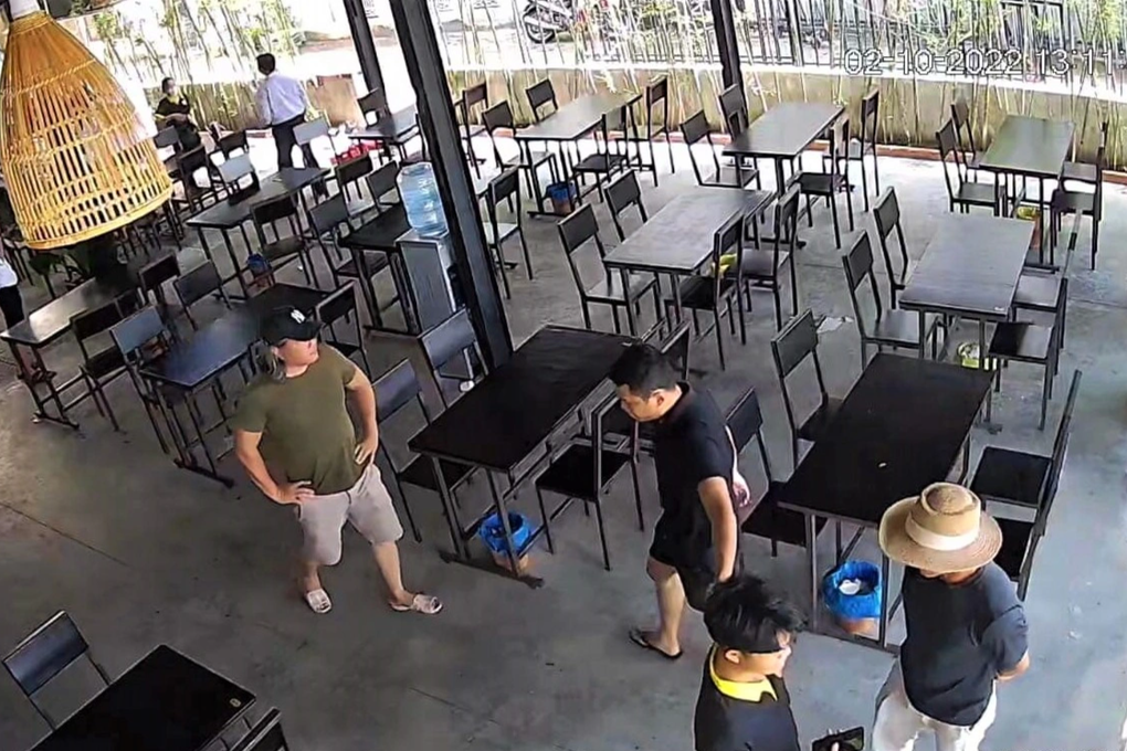 Người đàn ông ném tiền tung tóe, dọa đánh người vì bị... trả tiền lẻ - 1 Người đàn ông ném tiền tung tóe, dọa đánh người vì bị... trả tiền lẻ - 1