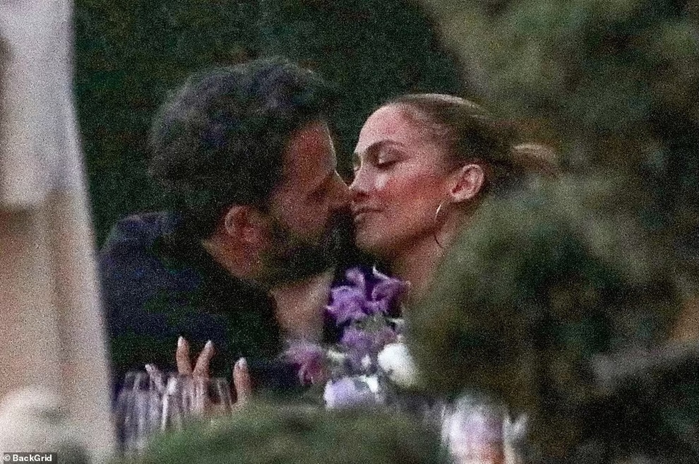Jennifer Lopez và Ben Affleck bị bắt gặp hôn nhau tại quán ăn - 2 Jennifer Lopez và Ben Affleck bị bắt gặp hôn nhau tại quán ăn - 2