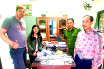 Du khách Đức đánh rơi nhiều tài sản giá trị, công an tìm thấy sau 30 phút