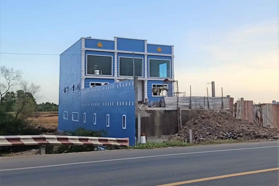 Căn nhà màu xanh không phép ngang nhiên mọc bất chấp xử phạt - 2 Căn nhà màu xanh không phép ngang nhiên mọc bất chấp xử phạt - 2
