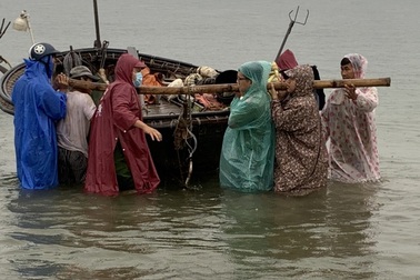 Ngư dân Đà Nẵng hối hả đưa tàu thuyền lên bờ tránh bão số 5