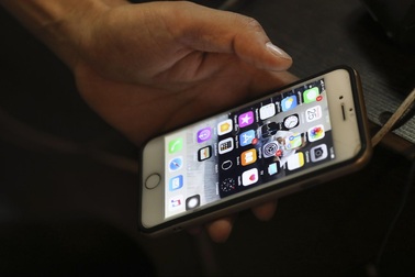 Sốc: Virus Covid-19 có thể sống 96 giờ trên màn hình điện thoại