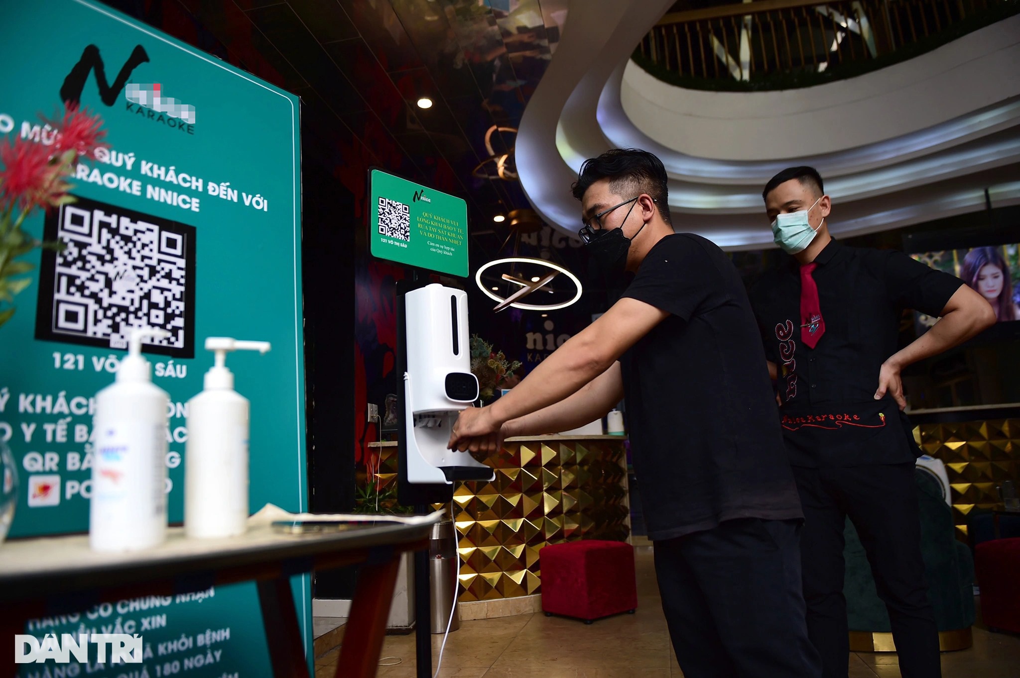 Quán karaoke tự làm phòng cách ly, dùng đèn tia cực tím khử khuẩn phòng hát - 5 Quán karaoke tự làm phòng cách ly, dùng đèn tia cực tím khử khuẩn phòng hát - 5