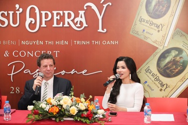 Giáo sư Ý cùng 2 nghệ sĩ Việt Nam ra mắt sách về Opera