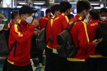 Đội tuyển Việt Nam đổ bộ Singapore, tập làm quen sân cỏ nhân tạo