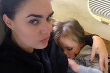 Con gái tỷ phú F1 tự hào khoe vẫn cho con bú