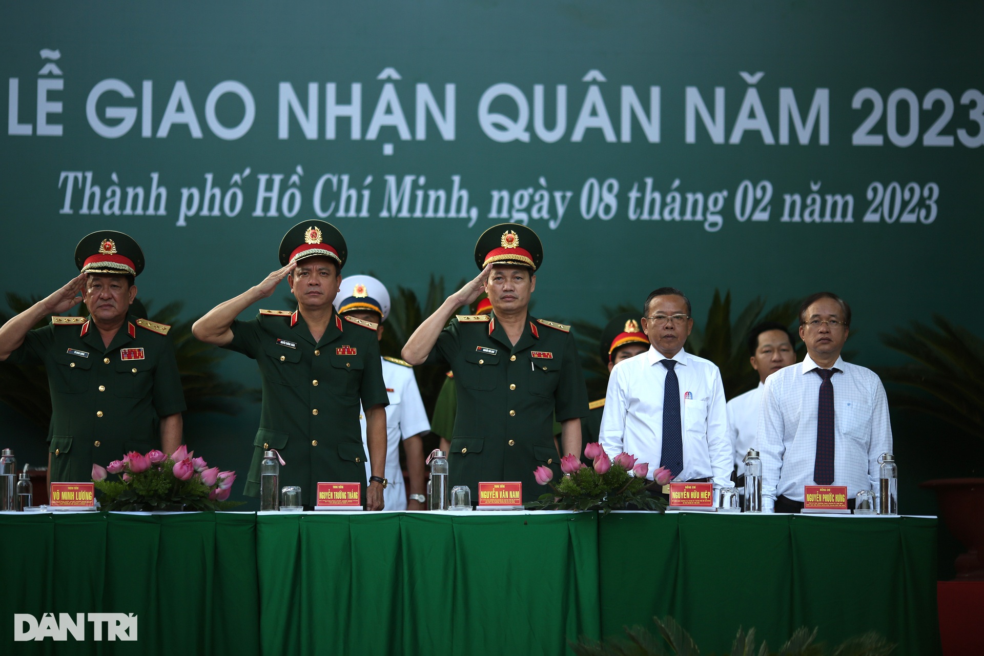 Người thân cầm bảng tìm con giữa hàng nghìn tân binh nhập ngũ ở TPHCM - 3 Người thân cầm bảng tìm con giữa hàng nghìn tân binh nhập ngũ ở TPHCM - 3