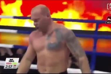 Võ sĩ "lật kèo" ngoạn mục sau khi bị đối thủ quật ngã xuống sàn đấu