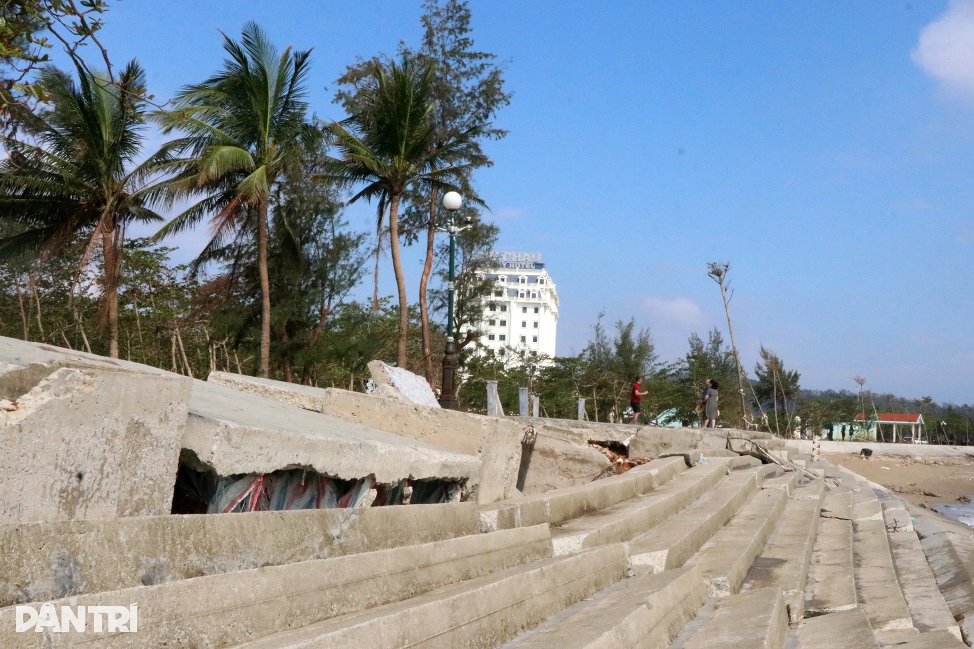 Kè biển hàng chục tỷ đồng bị bão Bualoi xé nát - 7