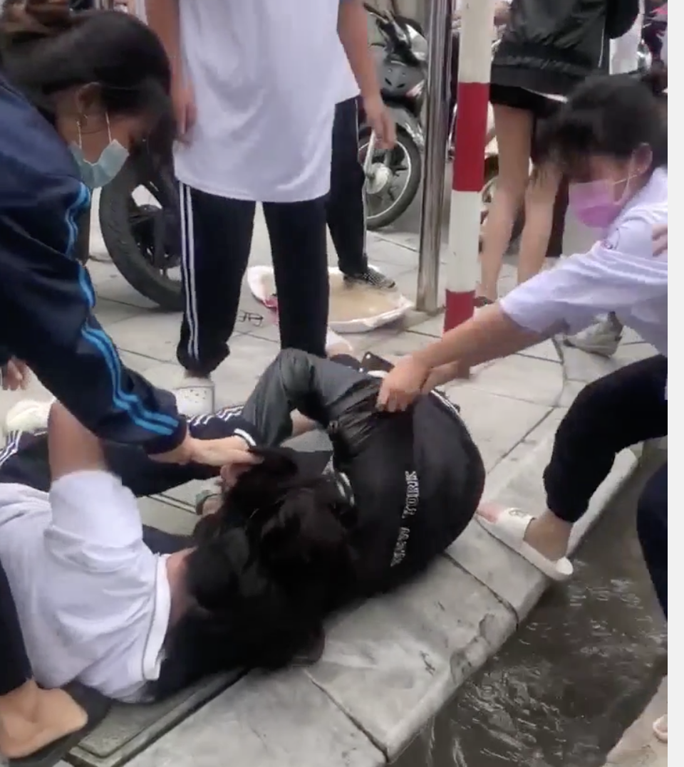 Hà Nội: Nữ sinh đánh nhau dữ dội trước cổng trường - 2 Hà Nội: Nữ sinh đánh nhau dữ dội trước cổng trường - 2