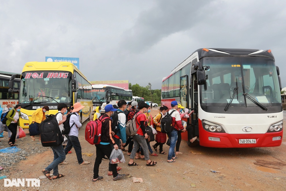 Đường về quê gần hơn nhờ sự giúp đỡ của bà con miền Trung - 1 Đường về quê gần hơn nhờ sự giúp đỡ của bà con miền Trung - 1