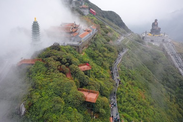 Nắng nóng khiến Sa Pa trở thành điểm đến hút khách hè này