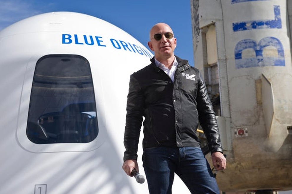 Hơn 63.000 người muốn tỷ phú Bezos không trở về Trái đất - 1 Hơn 63.000 người muốn tỷ phú Bezos không trở về Trái đất - 1