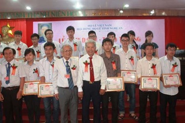 Dòng họ Lê Nghệ An trao thưởng cho 14 học sinh giỏi quốc gia