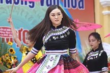 Á hậu Tường San về thăm trường cũ, nhảy “Để Mị nói cho mà nghe” cực sung