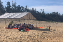 Bé gái 3 tuổi mất tích khi chơi trước nhà, phát hiện đôi dép ở bờ biển