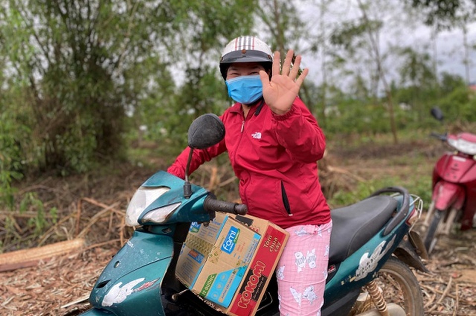 Vượt lũ, chuyến hàng cứu trợ của bạn đọc Dân trí ủng hộ Rào Trăng 3 - 6 Vượt lũ, chuyến hàng cứu trợ của bạn đọc Dân trí ủng hộ Rào Trăng 3 - 6